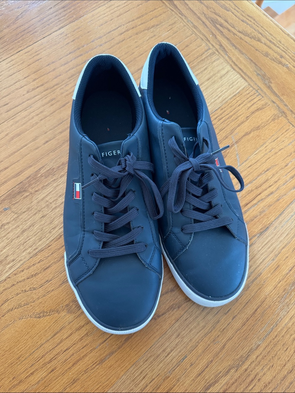 Tommy Hilfiger Men's Navy and White Low-Top Sneakers